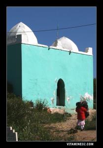Petite fille devant le tombeau de Sidi Ouriache (ouariache)
