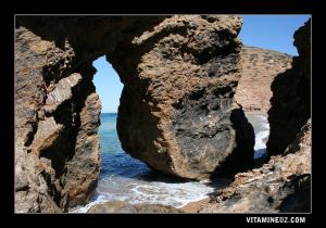 Rocher séparant les deux rives de la Plage de Ouardania