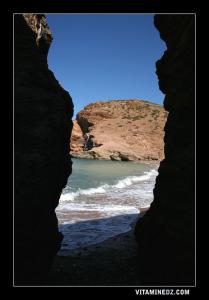Rocher au milieu de la Plage de Ouardania (vue sur la rive droite)