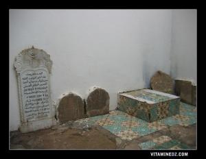 Les différents tombeaux se trouvant dans la partie cimetière de la mosquée de Sidi Boumediene.