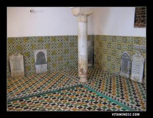 Les différents tombeaux se trouvant dans la partie cimetière de la mosquée de Sidi Boumedienne .