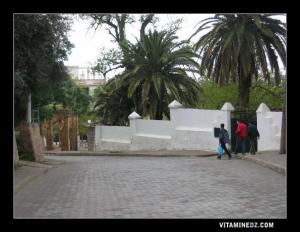 Descendant d’El Eubbad, à droite: la maison de Boukli Hacen Omar et le tombeau de Sidi Abou Ishaq.