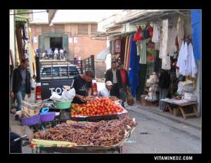 Au alentour du marché couvert, on y trouve tout sorte de commerce