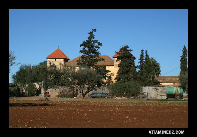 Ferme agricole de l'époque coloniale dans les environs de Hennaya.