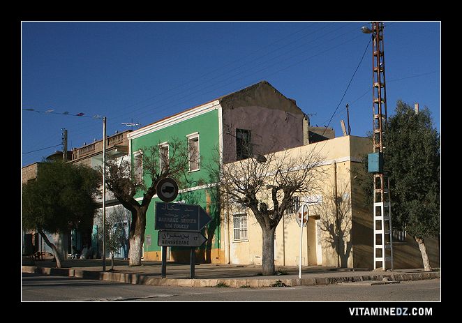 Rues de Ain Youcef (Lavayssière) plaque vers Bensekrane et barrage du Sikkak