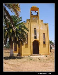 L'entrée de l'église Sainte-Monique (Domaine Dolfuss)