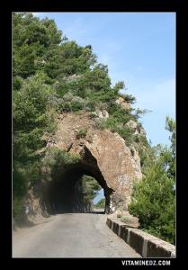 Tunnel creusé dans le Roc , route menant vers Beni Haoua