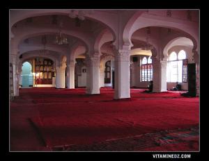 L'intérieur de la mosquée de Dar El Hadith.