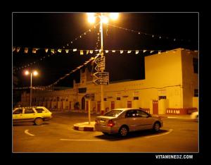 Plaques et signalétiques indiquant  les routes qui mènent à : Alger, Laghouat, El Menaa et Ouargla.