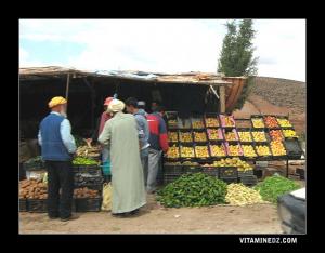 Marchand de légumes à l'entrée du village de Ain Douz