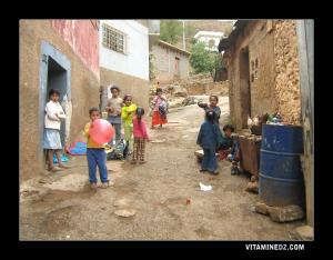 Enfants jouant à Kachblissa à Ain Douz