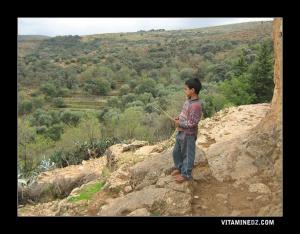 Petit enfant de Ain Douze dans ses jardins suspendus
