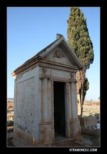Cimetière chrétien de Gdyel ex- Saint Cloud : Caveau de la Famille Paris