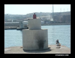 Pêcheur au pied de la Balise du Port de Ghazaouet