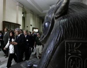 Argentine President Cristina Fernandez de Kirchner, second left visits