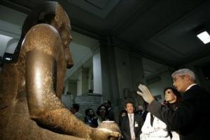 Argentine President Cristina Fernandez de Kirchner, second right visits