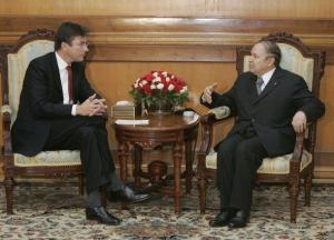 Algeria's President Abdelaziz Bouteflika (R) speaks with Netherlands' Foreign