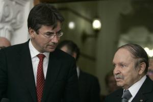 Algeria's President Abdelaziz Bouteflika (R) listens as Netherlands' Foreign
