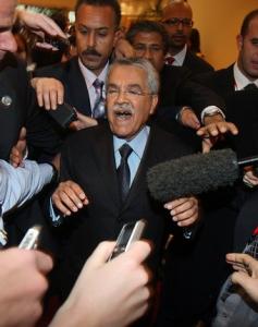 Saudi Oil Minister Ali al-Nuaimi (C) talks to the