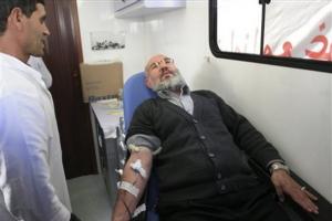 An Algerian man gives blood for Palestinians injured in