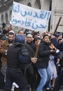 ALTERNATIVE CROP OF ALG105 - Protesters face riot police