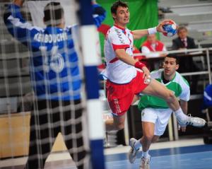 Poland's Lijewski Krysztof (C) shoots against Algeria next to