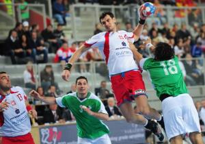 Poland's Lijewski Marcin (C) shoots against Algeria during their