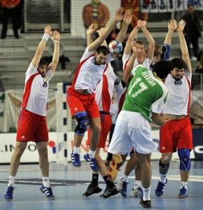 The Russian defense blocks a free-throw of Algeria's Abderrahim