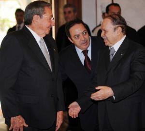 Algerian President Abdelaziz Bouteflika (R) talks with his Cuban
