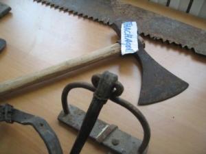 فأس قديم بالمكتبة العمومية لمدينة  دراع قبيلة