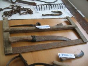 منشار قديم بالمكتبة العمومية لمدينة  دراع قبيلة