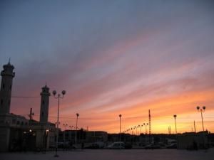 إشراق الشمس على مسجد  أبو بكر الصديق  بمدينة  تيسمسيلت