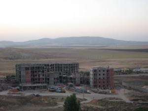 مباني سكنية في طور الإنجاز بضواحي  تيسمسيلت