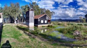 منزل صغير على ضفة بحيرة  طونغة