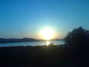 غروب الشمس على بحيرة  ملاح  (بلدية القالة)