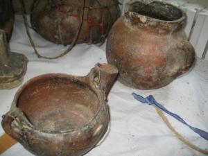 أواني خزفية قديمة بالمكتبة العمومية لمدينة 