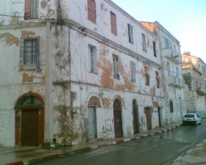 مباني ساحلية بمدينة 