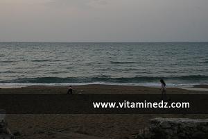 Beni Saf, plage du puits, premiers jeux en attendant l\'été