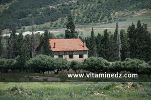 Maison coloniale, Commune de Ain El Berd (ex Oued-Imbert) ; paysages que traverse l\'autoroute Est Ouest
