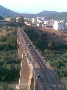 جسر السكة الحديدية العابر لقرية 