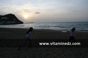 أطفال يلعبون بشاطئ 