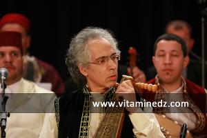 Rachid Guerbas, dirigeant l\'orchestre maghrébin