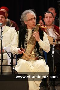 Rachid Guerbas, dirigeant l\'orchestre maghrébin