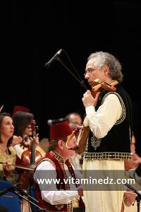 Rachid Guerbas, dirigeant l\'orchestre maghrébin