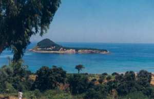 جزيرة صغيرة بساحل