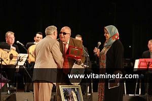 هدايا شرفية لجمعية  المنارة  من مدينة  مليانة  خلال الحفل الإختتامي لفعاليات  تلمسان عاصمة الثقافة الإسلامية 2011