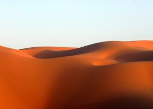 الكثبان الرملية المجاورة لمدينة  عين أم الناس