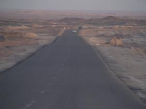 الطريق المؤدي إلى  عين أم الناس