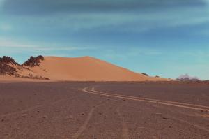 الطريق المؤدي إلى قلب الصحراء الجزائرية