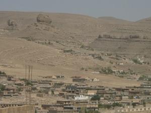 جبل صخري بجوار 